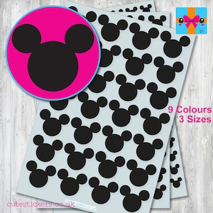 Op de afbeelding: Een vel stickers met zwarte Mickey Mouse-kop silhouetten op een lichtblauwe achtergrond. Het vel is gelabeld "cutestickers.co.uk".