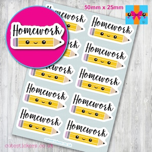 Op de afbeelding: Vel stickers met het woord "Homework" in zwart schrift, met een lachend geel potloodontwerp. De stickers staan op een lichtblauwe achtergrond, met een roze ronde sticker in de linkerbovenhoek. Afmetingen 50mm x 25mm.