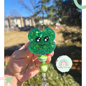 Bobine d'insigne trèfle de la Saint-Patrick, porte-carte d'identité trèfle de la Saint-Patrick pour infirmière pédiatrique, cadeau de travail de printemps pour enseignants, cadeau de collègue MA