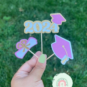 Afstudeercupcaketoppers, afstudeerfeestbenodigdheden, op maat gemaakt decor voor afstudeerfeest, aperitiefhapjes, glitter afstudeerdecor voor haar