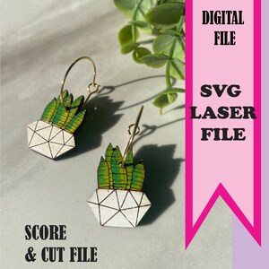 Könnte beinhalten: Ein Paar goldene Creolen mit einem Laser-Cut-Design einer Topfpflanze. Die Pflanze ist grün und gelb, der Topf ist weiß mit einem geometrischen Muster. Die Ohrringe sind als digitale SVG-Laserdatei zum Ritzen und Schneiden gekennzeichnet.