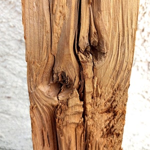 Peut inclure: Gros plan sur une poutre en bois vieillie avec un n&oelig;ud et des motifs de grain. Le bois est de couleur brun clair et a une texture rugueuse.