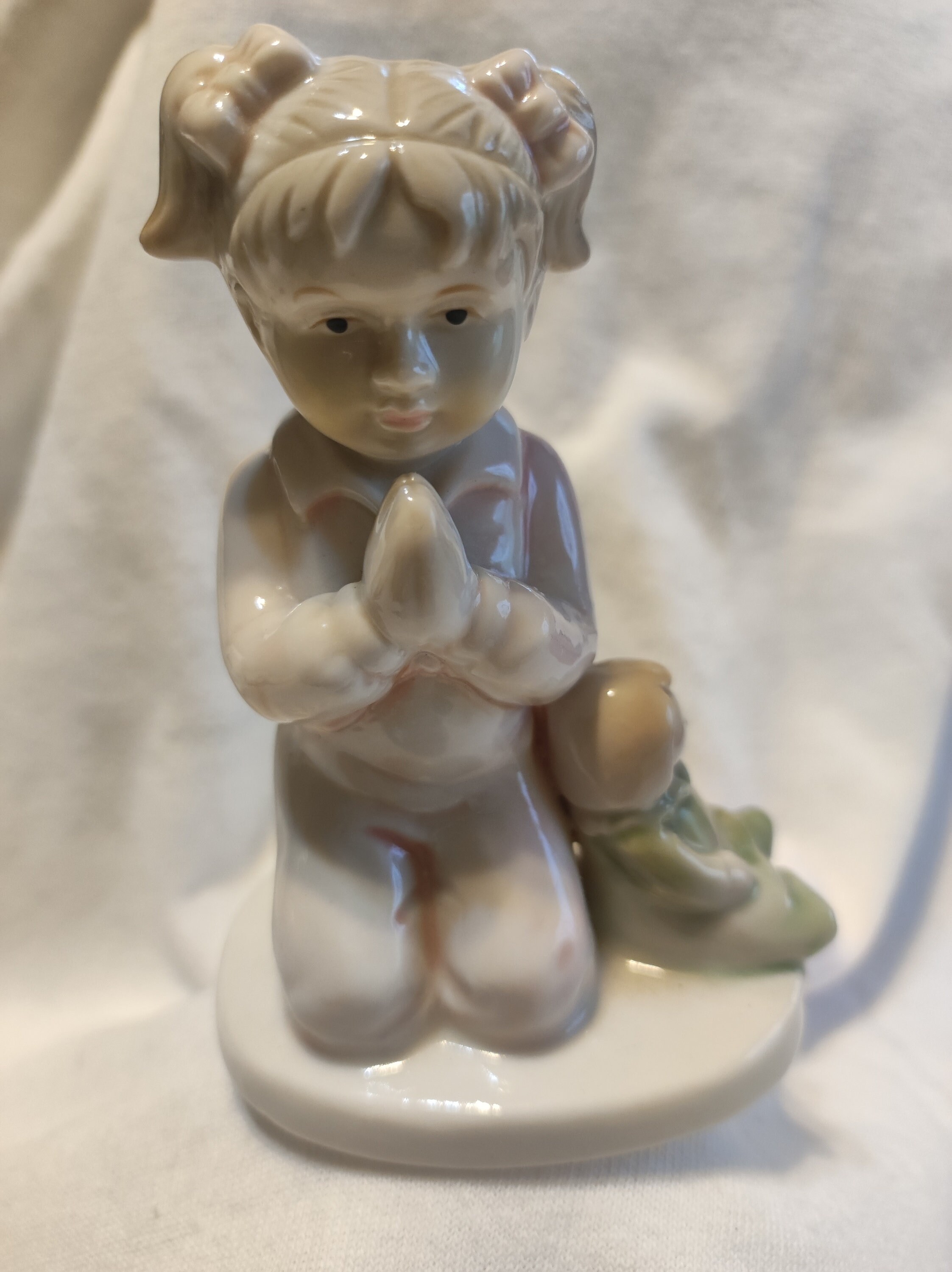 【超特価sale開催】  Ceramic Praying Girl With Doll - Etsy 工芸品