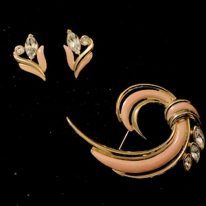 VTG TRIFARI Pink Enamel Pearl Gold-Tone Swirl Pinwheel Brooch Pin & Pierced Earrings-  Signed Trifari TM