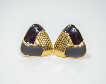 Vintage NOS Signed TRIFARI TM knotted triangle glossy and matte Black Enamel Gold Tone clip on earrings. Never worn