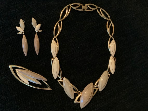 1970s Vintage Signed Crown TRIFARI Full Parure Necklace  Trifari Geometric Silver-Tone Statement Necklace and Earring Set main image 0