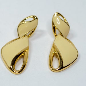 1980s Vintage Crown Trifari Dangle Earrings in Gold Tone and Glossy Cream Winter White Enamel Swirl Statement Earrings Pierced Backs