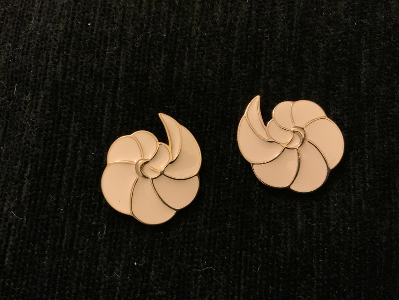 Vintage TRIFARI Signed Cream Shell Spiral Gold Tone Enamel Pierced Earrings 1980s image 4