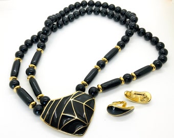 70s 80s Vintage signed crown TRIFARI Modern Geometric Black, Gold Tone, Enamel, Lucite Beaded Necklace with Clip Back Earrings | Kunio style