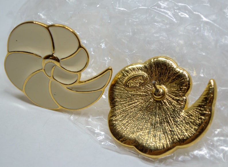 Vintage TRIFARI Signed Cream Shell Spiral Gold Tone Enamel Pierced Earrings 1980s image 3