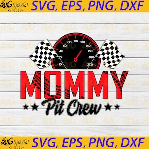 Peut inclure: Conception graphique rouge et noire avec le texte "MOMMY Pit Crew" et un drapeau à damier, un compteur de vitesse et des motifs de bande de roulement de pneus.