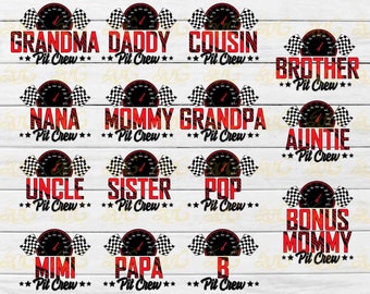 Può includere: Un design digitale con motivi di corse. Ogni design include un tachimetro, bandiere a scacchi e le parole "Nonna", "Papà", "Cugino", "Fratello", "Nana", "Mamma", "Nonno", "Zia", "Zio", "Sorella", "Pop", "Mamma Bonus", "Mimi", "Papà" e "B", con "Pit Crew" sotto.