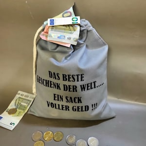 Könnte beinhalten: Ein grauer Kordelzugbeutel mit dem Aufdruck "Das Beste Geschenk Der Welt... Ein Sack Voller Geld!!". Der Beutel ist mit Euro-Scheinen und -Münzen gefüllt.