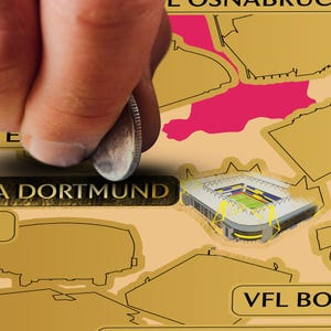 Rubbelkarte Fußballstadien Deutschland – Deutsche Ligen Scratch-Off Poster mit 100 Stadien & Trikots | Fußball Geschenk 85 × 60 cm image 2