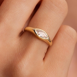 Anello solitario con taglio marquise e castone East West da 0,5 carati - Anello da mignolo / Disponibile in oro 14k-18k, argento, moissanite, diamante sintetico o zirconi cubici