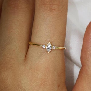 Anillo Marquesa de Oro Sólido de 14 K: Delicado Anillo Minimalista con CZ