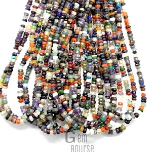 Può includere: Un filo di perline di pietre preziose colorate, con una varietà di forme e dimensioni. Le perline sono disposte in un mucchio sciolto, mostrando i diversi colori e le texture. Le perline sono perfette per la creazione di gioielli o per l'artigianato.