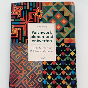 Könnte beinhalten: Ein Buch mit dem Titel "Patchwork planen und entwerfen" mit einem farbenfrohen Patchwork-Design auf dem Cover. Das Cover zeigt geometrische Muster in Rot, Orange, Grün, Blau und Schwarz. Titel und Autor sind in einem weißen Rechteck dargestellt.