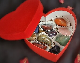 The cutest heart boxs filled with crystals / gemstones! Perfect for collectors or as gifts <3 THREE COLOUR OPTIONS