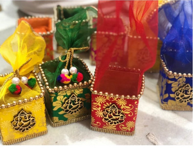 Cajas dulces indias de 10-100 piezas, regalo de boda, caja de regalo india, regalo de dama de honor, regalos de devolución, recuerdo de boda, regalo de matrimonio, caja Shagun imagen 1