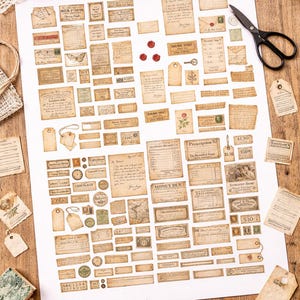 Pode incluir: Uma coleção de efêmeros de papel em estilo vintage, incluindo etiquetas, recibos e notas manuscritas, dispostas em uma superfície branca. Os itens apresentam texturas de papel envelhecido e tons sépia, com texto e ilustrações. Uma tesoura preta é visível.