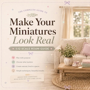 Può includere: Una scena di una stanza in miniatura con un divano, un tavolino e oggetti decorativi. La scena include un libro intitolato "Make Your Miniatures Look Real" e una guida alla stanza in scala 1:12. La tavolozza dei colori è tenue, con accenti beige, rosa e verdi.