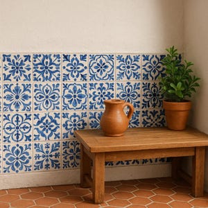 Pode incluir: Uma cena em miniatura com uma pequena mesa de madeira com um jarro de cerâmica castanho e uma planta em vaso. O fundo apresenta azulejos com padrões azuis e brancos, criando uma estética rústica. O chão é ladrilhado com ladrilhos hexagonais de terracota.
