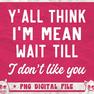 以下が含まれることがあります： ピンクのデジタル印刷で、白いテキストには「Y'all think I'm mean wait till I don't like you」と書かれています。テキストは、2つの漫画のモンスターのイラストで囲まれています。