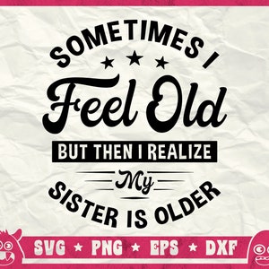 K&ouml;nnte beinhalten: Schwarz-wei&szlig;es Text-Grafikdesign mit dem Text "Sometimes I Feel Old But Then I Realize My Sister Is Older" mit drei Sternen &uuml;ber dem Wort "Feel". Der Text befindet sich auf einem wei&szlig;en Hintergrund mit einem rosa Rand.