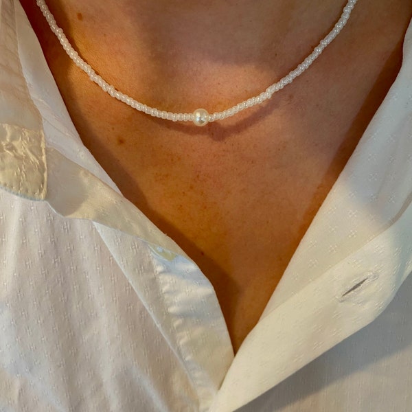 Weißer Perlenchoker, weiße Perlenkette mit goldenen Details, necklace with golden details