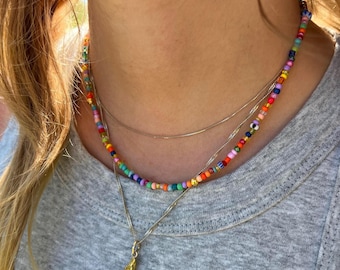 Bunte Perlenhalskette mit goldenen Highlights, bunter Perlenchoker, liebevoll handgemachte Perlenkette, colorful necklace