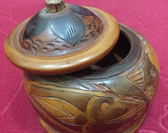 Cuenco vintage de madera maciza hecho a mano con tapa fabricado en Italia.