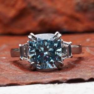 4,0 kt fancy blauwe kleur kussengeslepen laboratoriumdiamant drie stenen verlovingsring/gouden diamanten ring/igi gecertificeerd/verjaardagscadeau voor haar