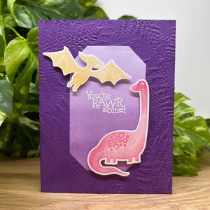 Carte d'anniversaire faite main de dinosaure violet
