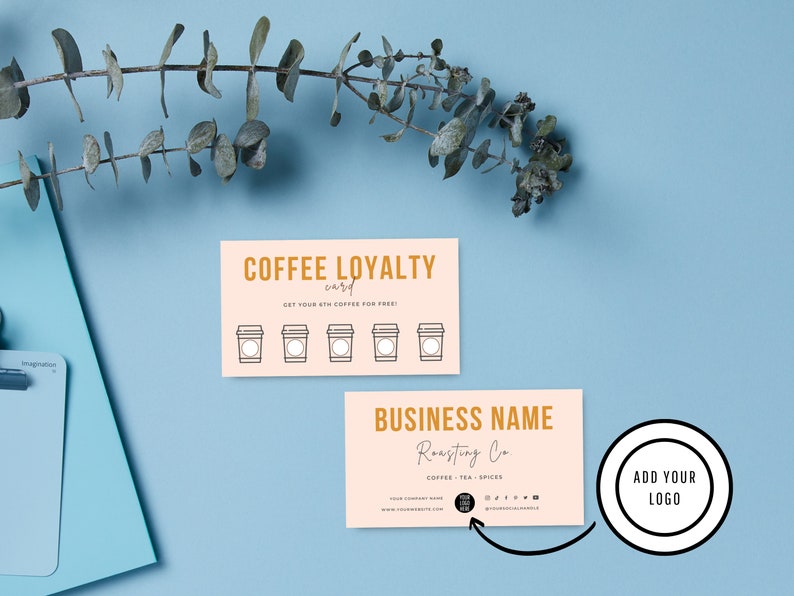 Puede incluir: Una tarjeta de fidelizaci&oacute;n rosa y marr&oacute;n para una cafeter&iacute;a llamada "Roasting Co.". La tarjeta tiene seis espacios para sellos, con el texto "&iexcl;Consigue tu sexto caf&eacute; gratis!" La parte posterior de la tarjeta tiene el nombre de la empresa, "Roasting Co," y el texto "Caf&eacute;, T&eacute;, Especias." Hay un espacio para un logotipo.