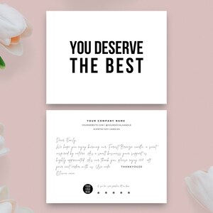 以下が含まれることがあります： 白いカードに「YOU DESERVE THE BEST」という黒い太字のテキストが書かれています。カードはピンクの背景に白いチューリップが置かれています。