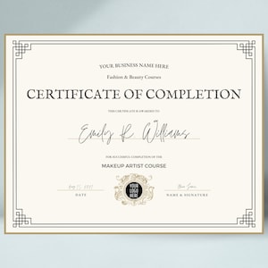 Può includere: Un certificato di completamento per un corso di truccatore, rilasciato a Emily R. Williams il 15 agosto 2021. Il certificato è incorniciato con un bordo dorato e presenta un logo decorativo con il testo "Your Logo Here".