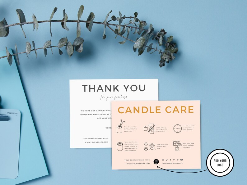 Pode incluir: Um cart&atilde;o de agradecimento com um design rosa e branco. O cart&atilde;o diz "Obrigado pela sua compra" e inclui uma mensagem sobre velas. O cart&atilde;o tamb&eacute;m inclui um cart&atilde;o de cuidados com velas com instru&ccedil;&otilde;es sobre como queimar velas com seguran&ccedil;a. O cart&atilde;o de cuidados com velas tem um fundo p&ecirc;ssego com ilustra&ccedil;&otilde;es em preto e branco.