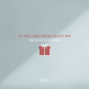 Może przedstawiać: Jasnoniebieskie tło z tekstem "GET YOUR CANDLE MAKING FREEBIES NOW LINK IN THE DESCRIPTION". Czerwone pudełko z białą kokardą znajduje się na środku. Logo Wiggly Brain znajduje się na dole.