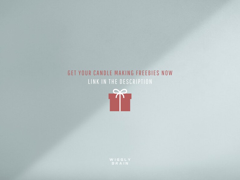 Może przedstawiać: Jasnoniebieskie tło z tekstem "GET YOUR CANDLE MAKING FREEBIES NOW LINK IN THE DESCRIPTION". Czerwone pudełko z białą kokardą znajduje się na środku. Logo Wiggly Brain znajduje się na dole.