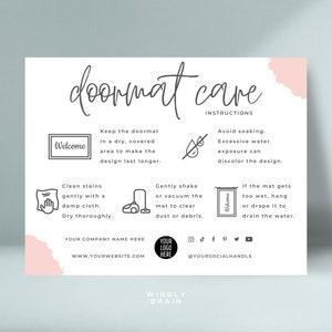 Puede incluir: Una tarjeta de instrucciones de cuidado de la alfombra de bienvenida blanca con un fondo de acuarela rosa. La tarjeta incluye instrucciones sobre cómo cuidar una alfombra de bienvenida, incluyendo la limpieza, el secado y la evitación del remojo. La tarjeta también incluye un icono de alfombra de bienvenida, un icono de mano con un paño, un icono de aspiradora y un icono de alfombra de bienvenida.