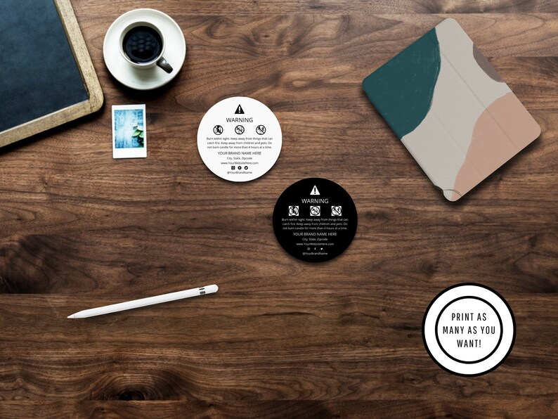 Puede incluir: Dos etiquetas de advertencia redondas con texto en blanco y negro sobre un fondo de madera. El texto dice "Advertencia" e incluye iconos de seguridad. Las etiquetas son para velas e incluyen el texto "Su nombre de marca aqu&iacute;". Una etiqueta blanca con texto negro dice "&iexcl;Imprime tantas como quieras!"