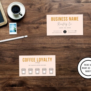 Puede incluir: Una tarjeta de fidelizaci&oacute;n de caf&eacute; rosa y naranja con el texto "COFFEE LOYALTY card" y "GET YOUR 8TH COFFEE FOR FREE!" La tarjeta tiene seis iconos de tazas de caf&eacute; para sellar. Un c&iacute;rculo blanco con texto negro dice "PRINT AS MANY AS YOU WANT!"