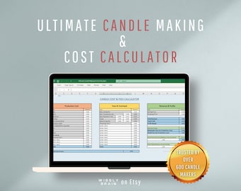 Peut inclure: Un ordinateur portable affiche une feuille de calcul intitulée "CANDLE COST & FEES CALCULATOR". L'écran montre les coûts de production, les frais et les revenus. Le texte en haut indique "ULTIMATE CANDLE MAKING & COST CALCULATOR". Un sceau doré dit "TRUSTED BY OVER 600 CANDLE MAKERS."