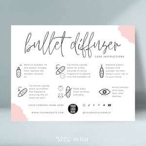 Op de afbeelding: Een witte kaart met een roze aquarel achtergrond en zwarte tekst die "bullet diffuser care instructions" luidt. De kaart bevat instructies over het gebruik van een diffuser, inclusief het vervangen van de stop, het opfrissen van de geur en het buiten bereik van kinderen en huisdieren houden.