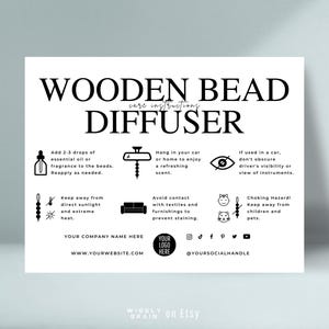 Könnte beinhalten: Schwarz-weiße Pflegehinweise für einen Holzperlen-Diffusor. Die Anweisungen beinhalten das Hinzufügen von ätherischem Öl, das Aufhängen des Diffusors in einem Auto oder zu Hause, die Vermeidung von Kontakt mit Textilien und das Fernhalten von Kindern und Haustieren. Der Text enthält auch den Firmennamen, die Website und den Social-Media-Handle.
