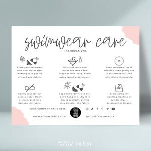 Peut inclure: Une carte blanche avec des accents roses et du texte noir décrivant comment prendre soin des maillots de bain. La carte comprend des instructions pour rincer, faire tremper, sécher et laver les maillots de bain. La carte comprend également le texte "Swimwear Care", "Instructions", "Your Company Name Here", "www.yourwebsite.com", "Your Logo Here", "@yoursocialhandle", et "Wiggly Brain on Etsy".