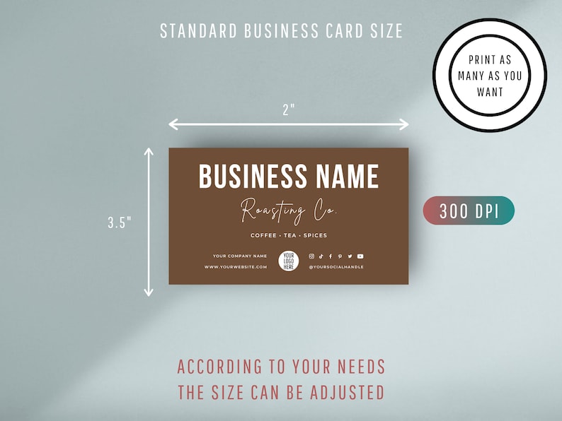 Puede incluir: Una tarjeta de visita marr&oacute;n con texto blanco que dice "BUSINESS NAME Roasting Co. COFFEE - TEA - SPICES" con un espacio reservado para el logotipo, la direcci&oacute;n del sitio web y los identificadores de redes sociales. La tarjeta mide 8,9 cm por 5,1 cm y est&aacute; dise&ntilde;ada para una impresi&oacute;n de 300 DPI.