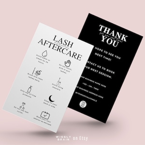 Puede incluir: Dos tarjetas en blanco y negro con instrucciones para el cuidado posterior de las pestañas y un mensaje de agradecimiento. La tarjeta de cuidado posterior de las pestañas incluye instrucciones como evitar el agua o el vapor durante 24 horas, cepillar y limpiar las pestañas diariamente, evitar los productos a base de aceite y evitar usar máscara. La tarjeta de agradecimiento incluye un mensaje agradeciendo al cliente y animándolo a reservar su próxima cita. Las tarjetas también incluyen la información de contacto del negocio.