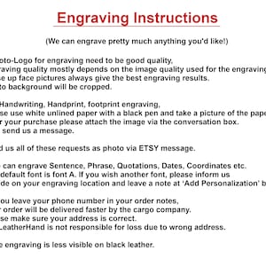Puede incluir: Instrucciones de grabado para art&iacute;culos personalizados. Las instrucciones incluyen informaci&oacute;n sobre la calidad del logotipo de la foto, la escritura a mano, la huella de la mano y del pie, las opciones de fuente y la informaci&oacute;n de entrega. El texto indica que el grabado es menos visible en el cuero negro.